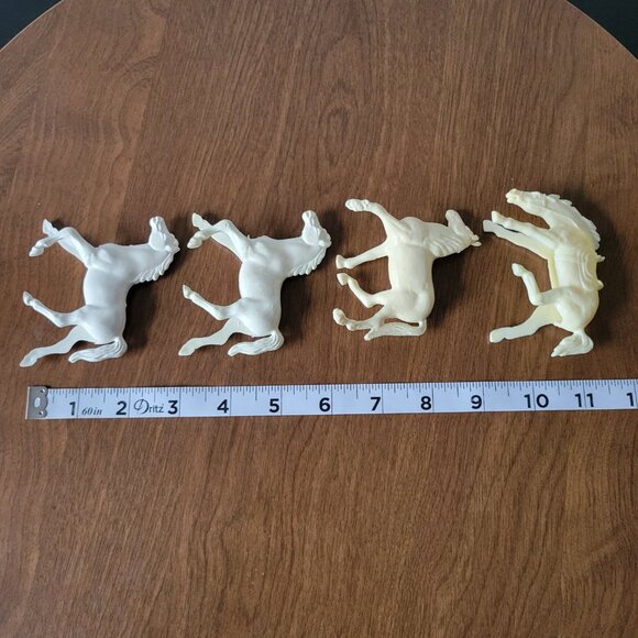 Vintage 1960’s Toy Plastic Horse Figure Set of 4 (White/Cream) - Picture 8 of 8